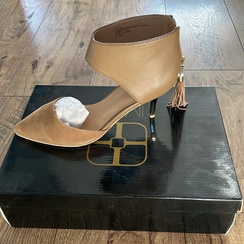 Gold heel tan IMAN shoes - Picture 2 of 7